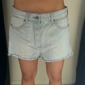 Lågmidjade jeans shorts  - Bra skick. Ifrån Wrangler