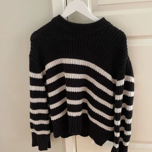 Stickad tröja  - Lite tjockare i materialet. Normal i storleken. 