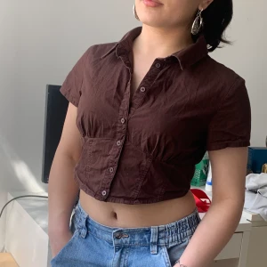 Brun skjorta  - Brown corset style shirt, I haven’t ironed it so it has some wrinkles but you can iron it if you want.