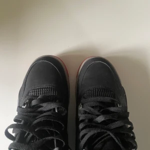 Jordan 4 bred - Säljer ett par Jordan 4 breds i storlek 46 köpa i 2019 och slängde lådan för ett par år sedan 8/10 skick och har använts sparsamt ett par feta skor som passar till mycket också Ny pris 5500 kr