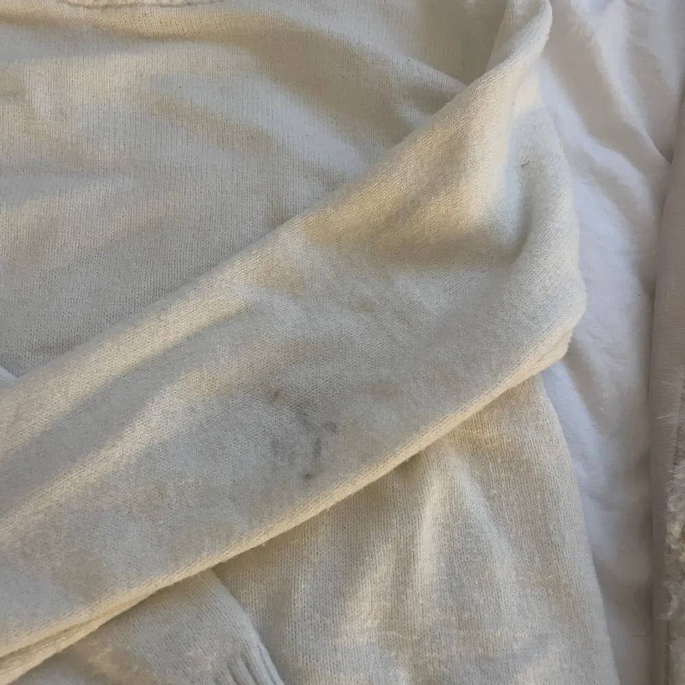 Mysig och snygg vit stickad tröja från vila. Använd fåtal gånger men har liten sgläck på armbågen som synd på andra bilden, men inget man tänker på när man har på sig den💗💗. Tröjor & Koftor.