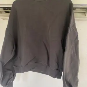 Sweatshirt (”perfect chunky sweater”) från NLY TREND (Nelly.com) i färgen offblack med ribbade ärmslut, halsring samt nedtill. Fint skick.