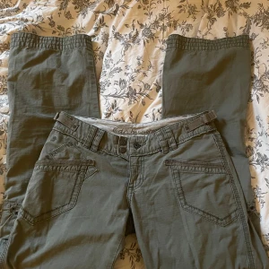 Cargobyxor edc - Pris kan diskuteras!! Säljer mina älskade cargobyxor från edc by esprit då dom blivit för små. Sitter så fint och lågmidjat, benen är lite bootcut. Midjemått: 79cm, innerbenslängd:73