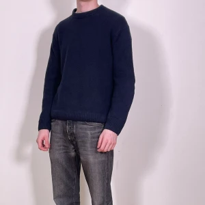 Stickad tröja - Snygg stickad tröja från Arket, perfekt passande för hösten eller sena sommarkvällar. Storleken är 175 men modellen är över 180