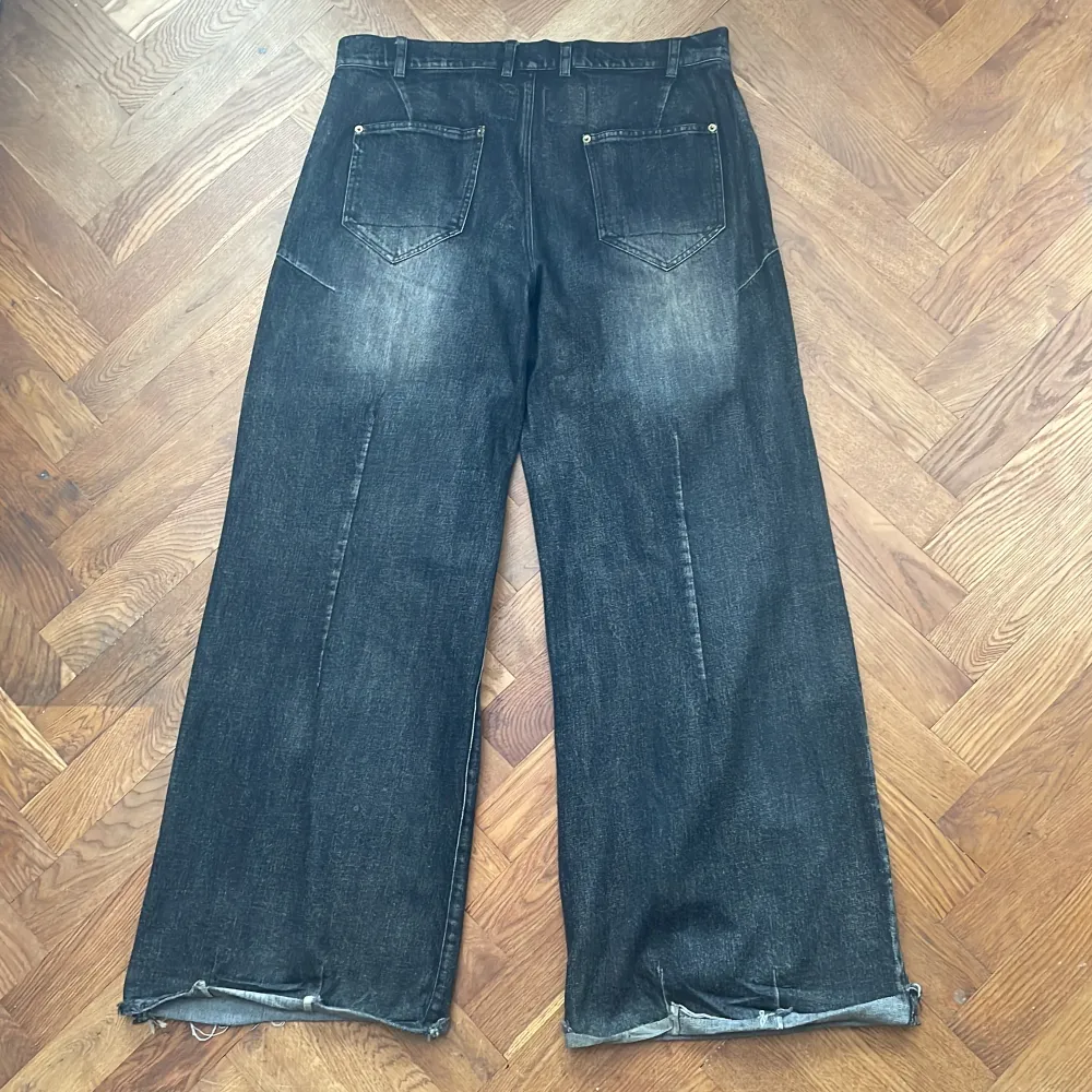 Straight wide leg jeans från paynestar högra fickan har ett stort hål i sig . Jeans & Byxor.