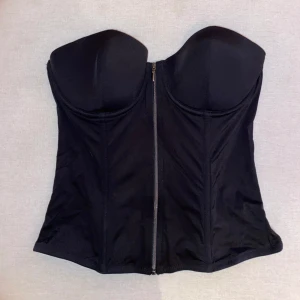 Korsett topp - Korsett/topp/BH Storlek 40 känns snarare som en 36/38.  Passar om man har typ 70-75B. 