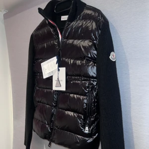 Cardigan - Moncler kofta/cardigan använd 2 gånger men är för kort för mig som är ett vanligt problem för just min kroppstyp i Moncler kläder. Passar storlek S/M beronde på längd och klädstil.