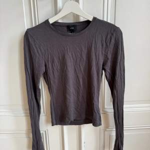 Långärmad tajt tröja från LXA i den mörk gråa färgen som inte verkar säljas längre ☺️Super mjuk & sitter som en smäck!