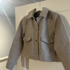 Beige kappa kort - Fin kappa från zara som bara är använd i ungefär en säsong! Storlek:S