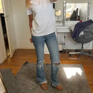 As snygga bootcut/raka jeans med slitningar och slits. Storlek 32 och hög midja, är ca 165cm för referens💞