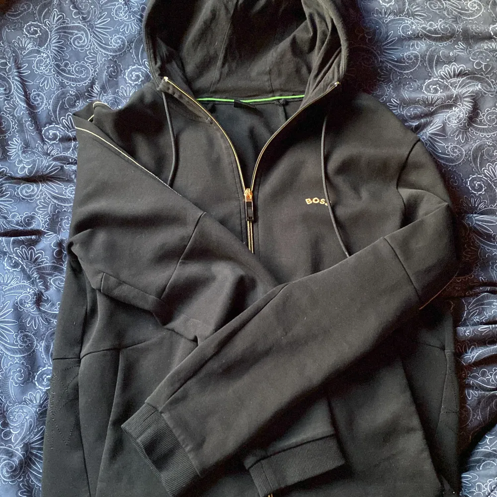 Säljer min boss hoodie den är i ganska bra skick men den är använd ett fler tal gånger.  . Hoodies.