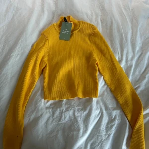Gul tröja - Tröja från hm. Aldrig använd. Bild kan skickas privat på. 