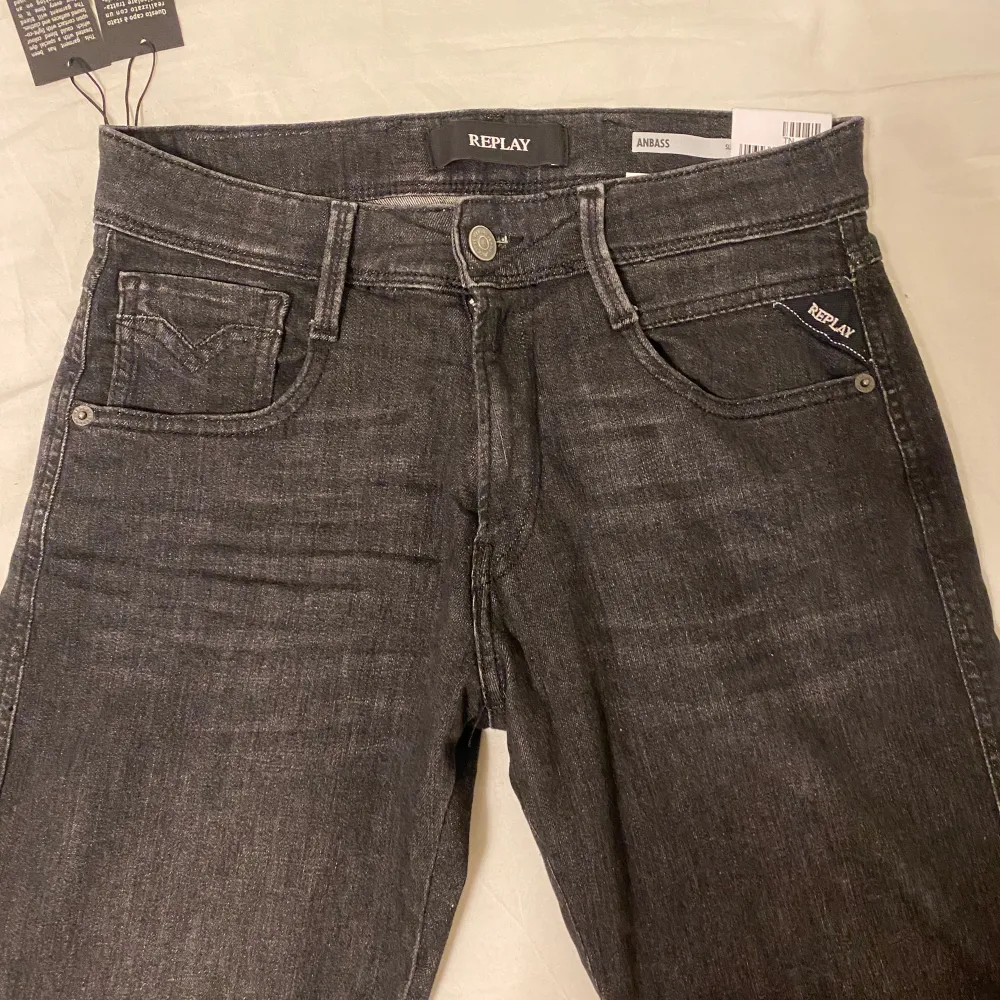 Ett par riktigt feta replay jeans i modellen anbass | sprillans nya 10/10 inga defekter | nypris 1800kr | mitt pris 649kr | skriv gärna i dm med frågor och funderingar. Jeans & Byxor.