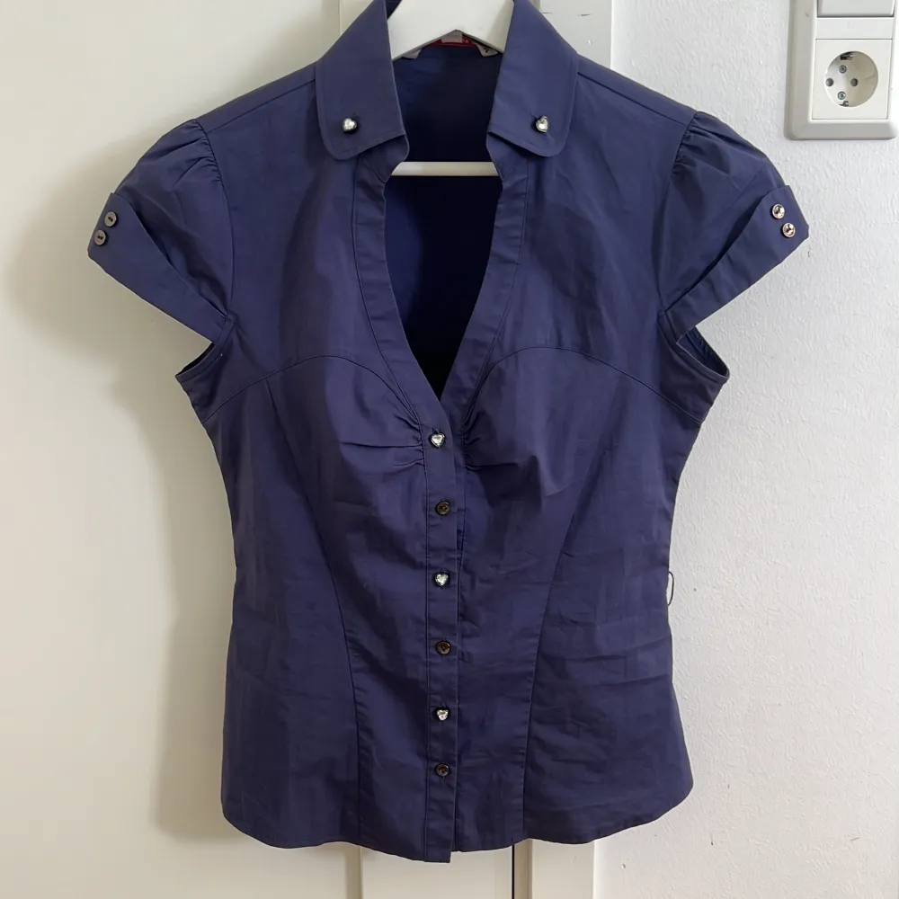 Sjukt snygg marinblå kortärmad skjorta/blus💕 perfekt till fest/middag eller vardag. nytt skick, inga defekter! Köp via ”köp nu” eller swish🌷. Toppar.