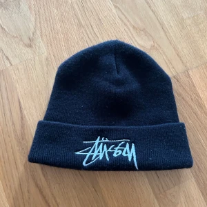 Stussy mössa - En fin mössa jag har knappt använt. Skriv om du är intresserad 
