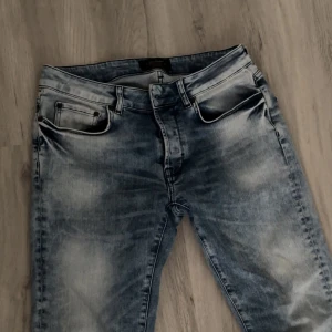 Ocean Blue TAPPERED  jeans - Riktigt bekväma jeans som sitter riktigt bra oavsett ens fysik, sitter inte för åt och inte heller för löst.   Storlek är 32/32 men passar även om man har 30/30