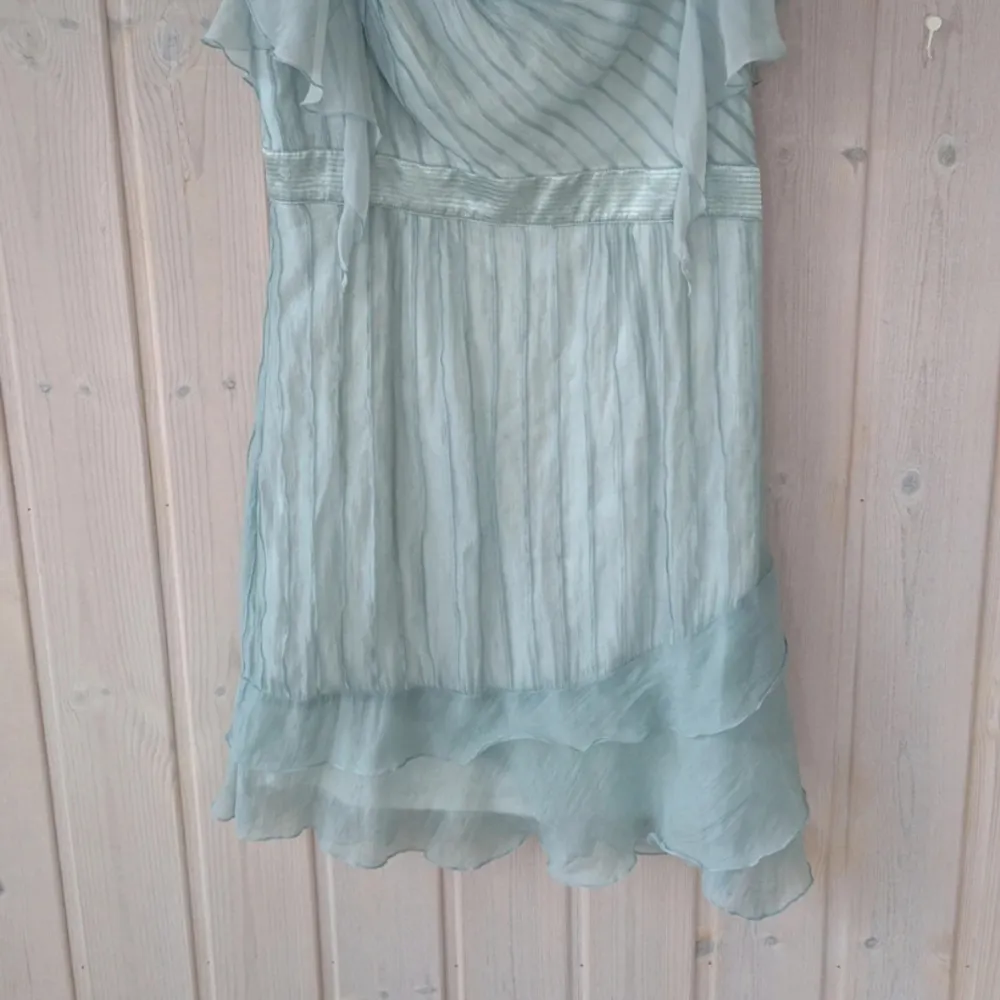 Vintage -retro klänning i fint använt skick Härligt sommarklänning som har satin material  Klänning är XL men jag upplevde att det är små i storleken  Mått: längden 90 cm  Bredd 50 cm. Klänningar.