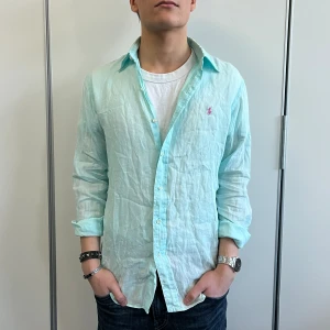 RALPH LAUREN- LINNESKJORTA  - Ralph Lauren linneskjorta i storlek S - Mycket bra skick, 9/10 - Nypris ca 2000, vårt pris 299 - Modellen är 183