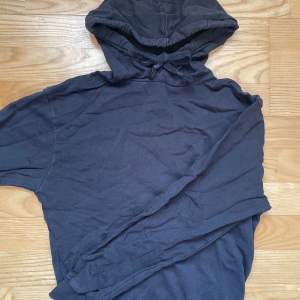 Säljer denna sköna hoodie från NA-KD då den blivit för liten. Använt skick, därav lågt pris💕hör gärna av dig vid frågor/intresse/fler bilder!😇