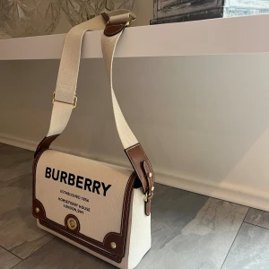 Fin väska  - Aldrig använd  Kom med bud 