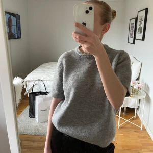 Stickad grå tshirt - Superfin. Knappt använd. Storlek XL men liten i storleken så motsvarar en S! 💕