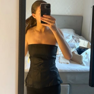 Topp - En helt oanvänd topp med lappen kvar från zara. Känns som typ lite matt skinnmaterial, hör av er om ni vill se bild. Säljer då jag glömde lämna tillbaka. 