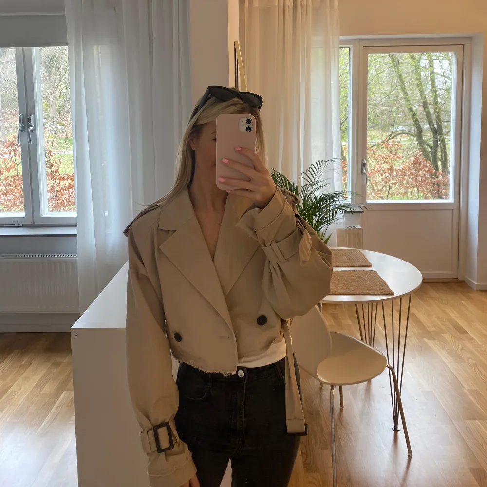 Säljer min fina cropped trench coat från Zara. Jackan är använd endast ca tre tillfällen och är i storlek small (jag brukar ha storlek 34 generellt) Jackan är i mycket fint skick. . Jackor.