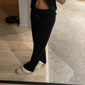 Juicy couture byxor  - Storlek 12/13 år från kidsbrandstore,  Säljs pågrund av ingen användning. Bra skick och använd fåtal gånger, nypris 849. Har också zip hoodien som matchar byxorna. Kom för förslag på pris och för fler bilder👀