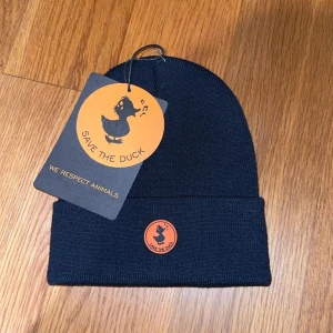 Save the duck - Säljer en helt ny och oanvänd save the duck mössa i marinblå💕, inga defekter, nypris: 299kr