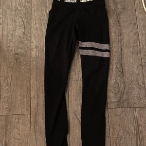 Tränings byxor  - Ett par stronger träningsbyxor i storlek xxs/xs och fåtal gånger använda  Säljer då de blivit för små  Dm för mer information ❤️