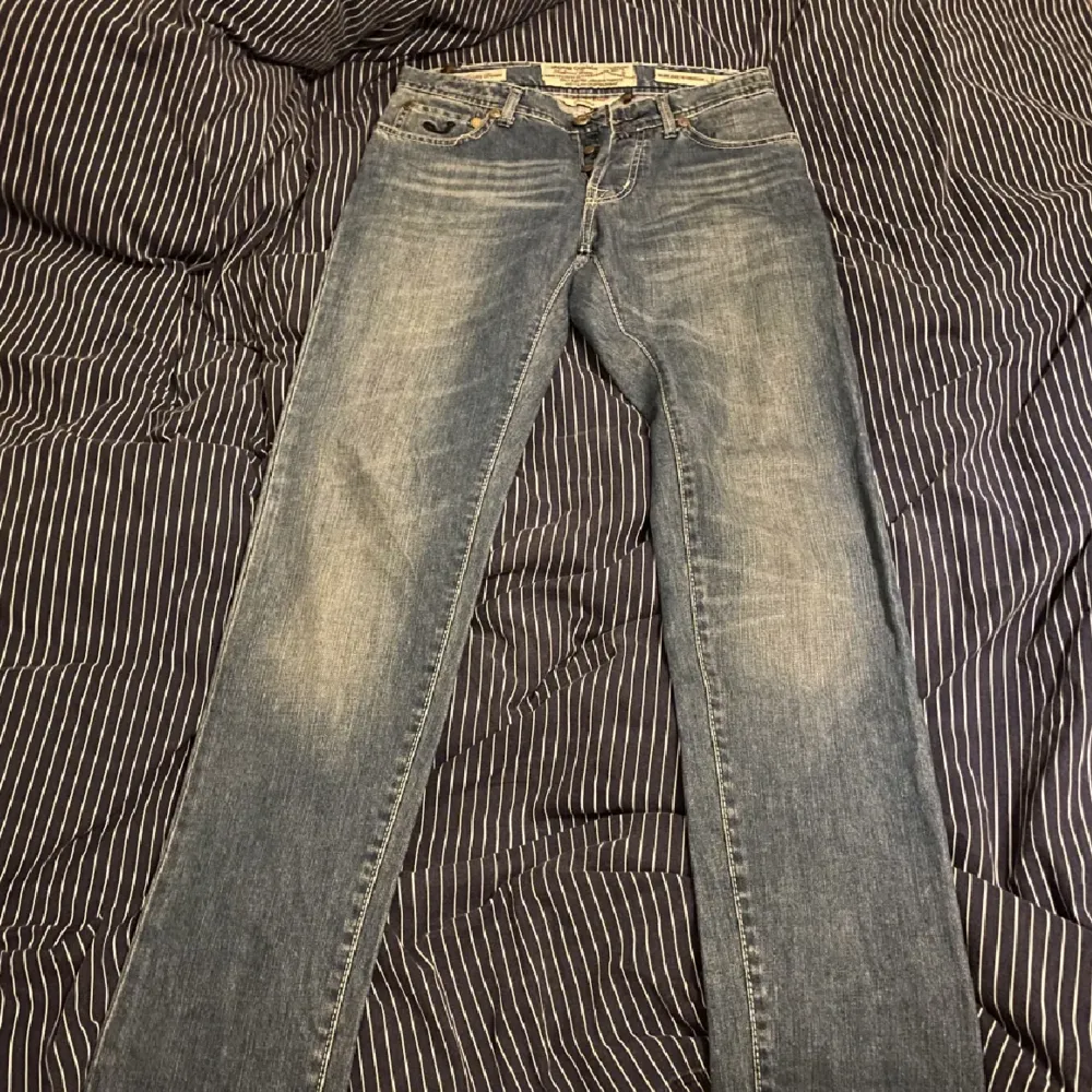 Säljer mina Jacob Cohen jeans som köptes hör på plick, säljer för de inte passar mig, kan även byta. Jeans & Byxor.