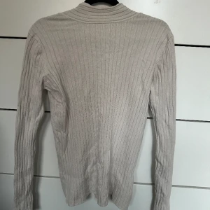 Tröja - Ribbad snygg tröja men knytning i ryggen 