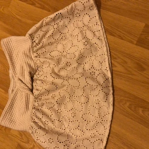 Topp - En jättemjuk o jättefin topp från Shein, den ramlar inte ner alls och den känns stabil där den är.