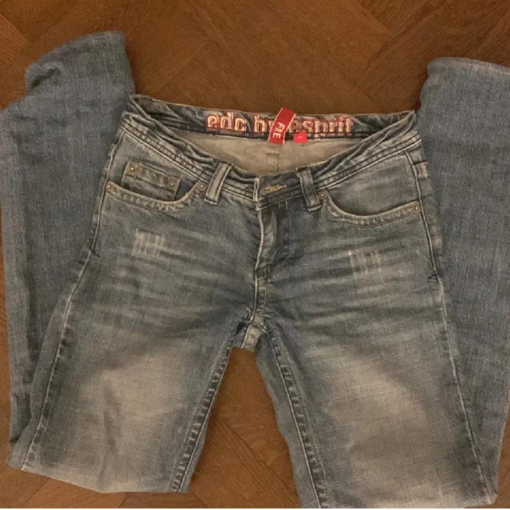 Skit fina lågmidjade byxor från esprit ,säljer pga inte kommer till andvändning💕snygga defekter på baksidan 💕skriv för fler bilder (PRIS KAN DISKUTERAS). Jeans & Byxor.