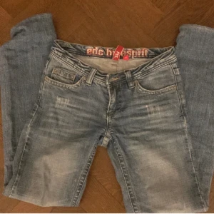 Lågmidjade jeans - Skit fina lågmidjade byxor från esprit ,säljer pga inte kommer till andvändning💕snygga defekter på baksidan 💕skriv för fler bilder (PRIS KAN DISKUTERAS)