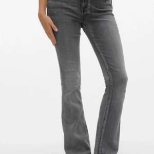 Utsvängda gråa jeans från vero moda i stl. M/32. Säljer pågrund av att köpte fel storlek. Inköpt för 499kr. Nästan aldrig använt & skicka privat för mer bilder💕