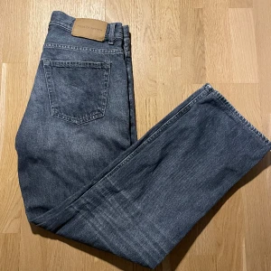 Tiger of sweden Jeans  - Det är ett par Tiger of Sweden jeans, som är i en riktigt cool blå/grå färg👖 Storlek: 30/34 sitter som 30/32 efter som jag har lämnat in dem hos en skredare, skick 9/10, ny pris: 1400  Mitt pris: 449🤩  Mvh Wilmer