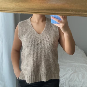 Stickad väst  - Endast använd nån gång💛