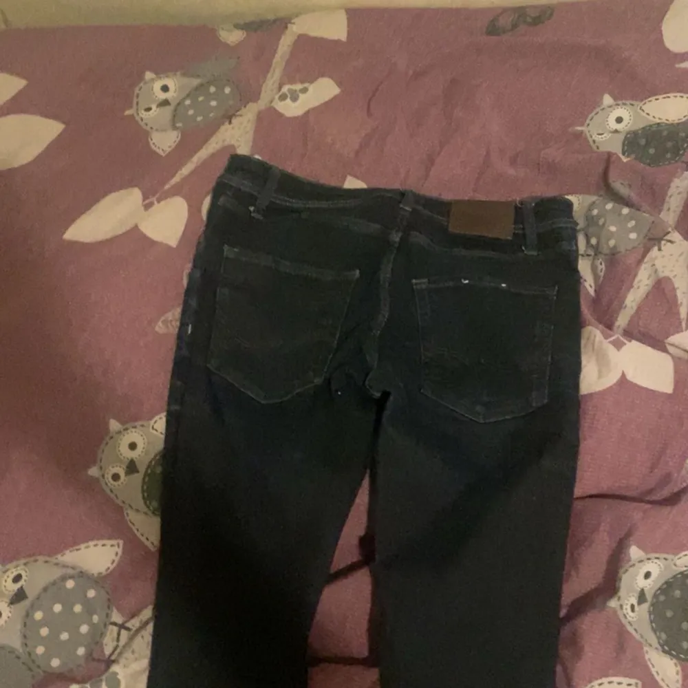 Säljer dom här Jack and Jones jeans pga passar inte mig längre och är använd ett par gånger, de är i bra skick!. Jeans & Byxor.