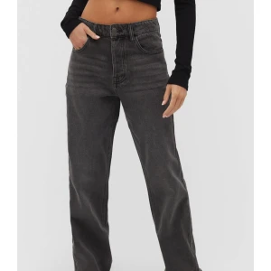 Jeans - Säljer dessa grå jeans från stradivarius i storlek 34/xs. Köpta i Italien för 399kr 🩵