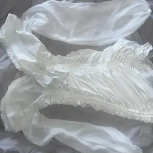 Säljer denna vita klänning stl M