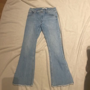 ljus blåa jeans med bot cut - fina ljus blåa jeans från zara säljer dem för 145kr ordinarie pris är 350kr storlek 152 ålder 11-12 år