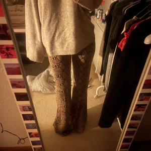 Ormbyxor zara - Hej!! Säljer dessa snygga ormskinns inspirerade kostymbyxorna från zara. De är i storlek s! Skriv till mig för fler bilder! 💕