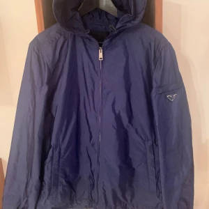 Prada  - Prada windbreaker  Size 52 dvs L , skick 9/10 dock en lite skavank. Det är den nyaste modellen  Pris 4799kr
