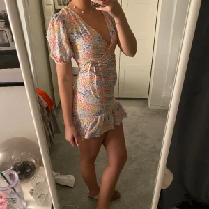 Sommarklänning - Fin klänning som jag haft på en skolavslutning för två år sen. Väldigt fin modell o perfekt till sommaren.