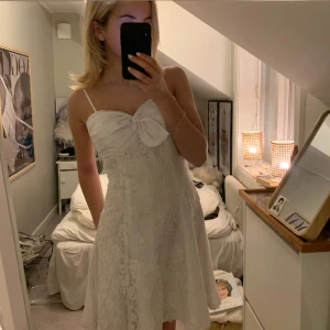 Satinklänning strl s - Säljer denna klänning som är perfekt till studenten! Helt ny med lappar kvar! Strl s