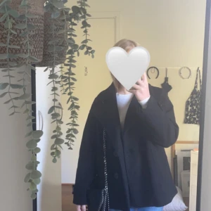 Design by Si Gina Jacka/Kappa - Säljer min Design by Si Gina Jacka/Kappa i svart XS/S. Jätte fin o skön, passar jätte bra som vår och sommar jacka ! Pris går att diskuteras vid snabb affär 💗 Skriv till mig ifall du undrar något eller du vill ha fler bilder 💗 Använd gärna ”köp nu” 💗