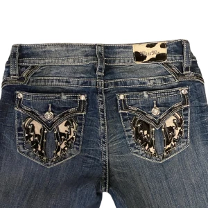 Miss me jeans  - feta miss me los Angeles jeans i storlek 28! Byxorna är köpta nya och är knappt använda. Det är äkta kalvskinn på fickorna 🔥