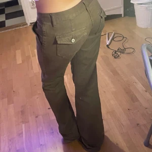 gröna Lågmidjade bootcut jeans  - Säljer dessa gröna lågmidjade bootcut jeans från brandy Melville, i storlek S