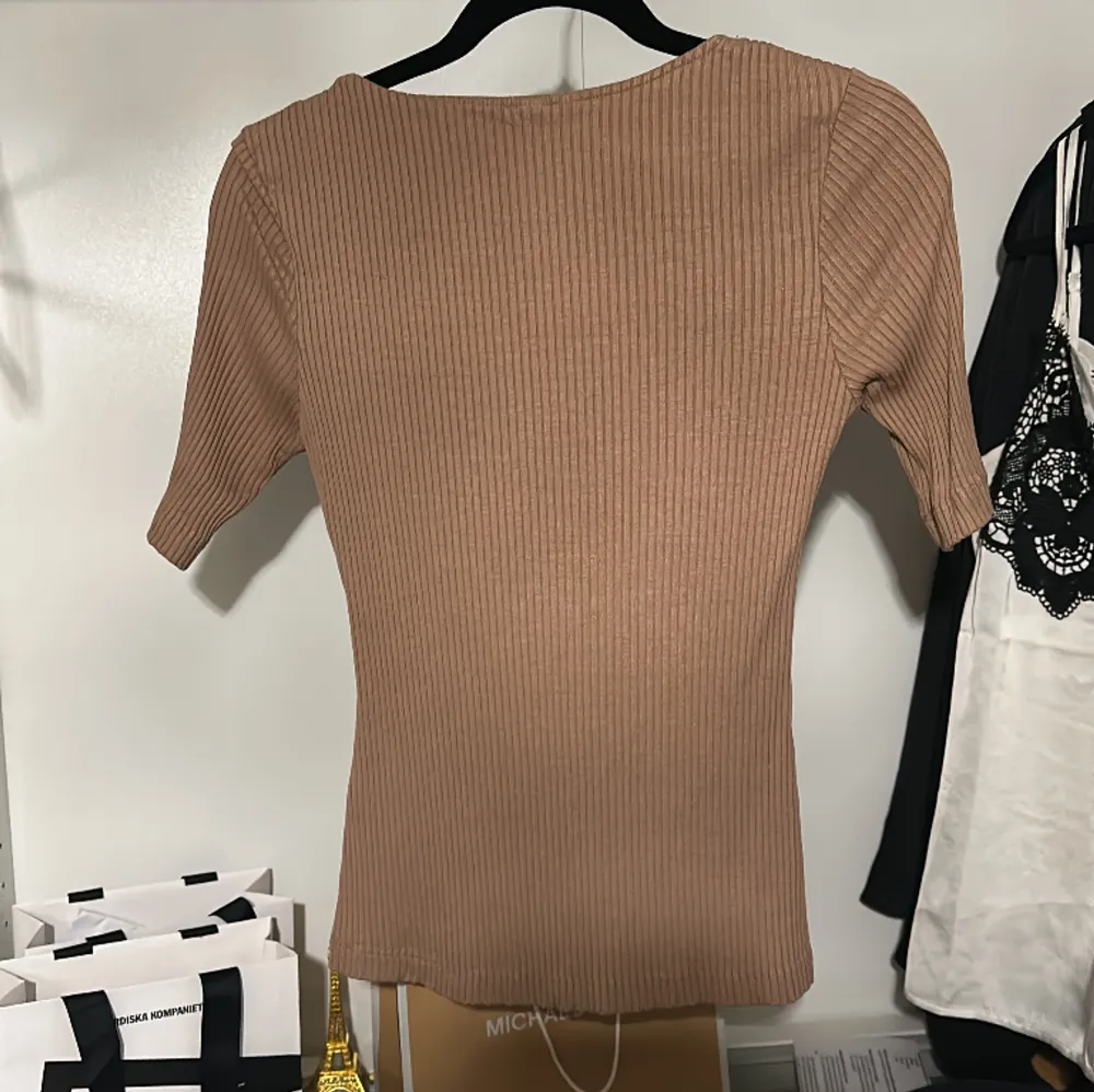 En väldigt söt ribbad basic tröja från H&m med lite längre t-shirt ärmar. Tröjan är fortfarande i väldigt bra skick (som ny) ❣️. Tröjor & Koftor.